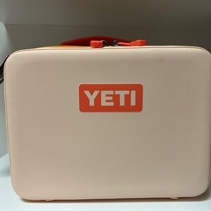 YETI Daytrip Insulated Lunch Box 5L in Peach/Beekeeper
